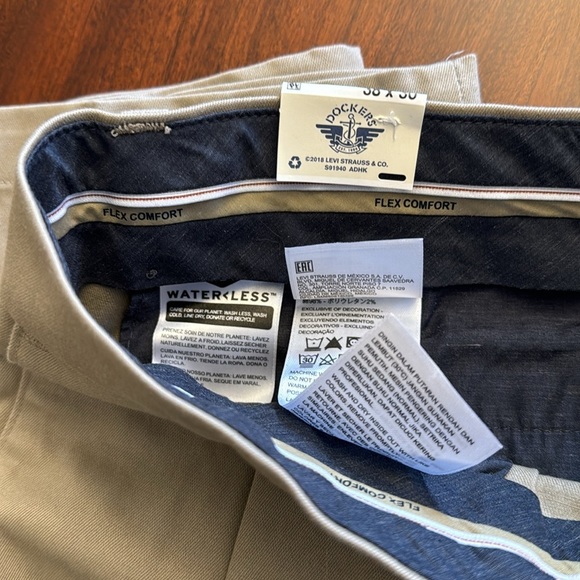 Dockers Signature Khaki Classic‎ Fit Pleated Pants - Picture 7 of 9